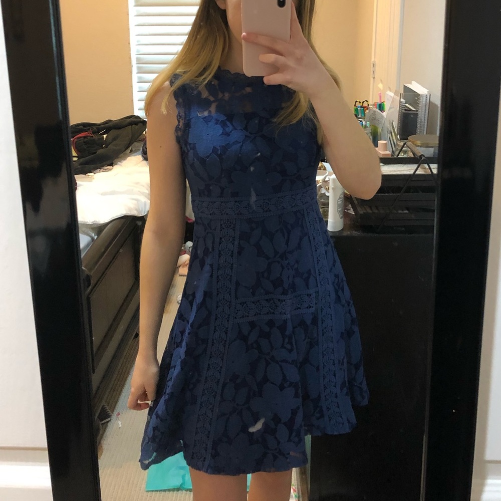Lace sleeveless dress